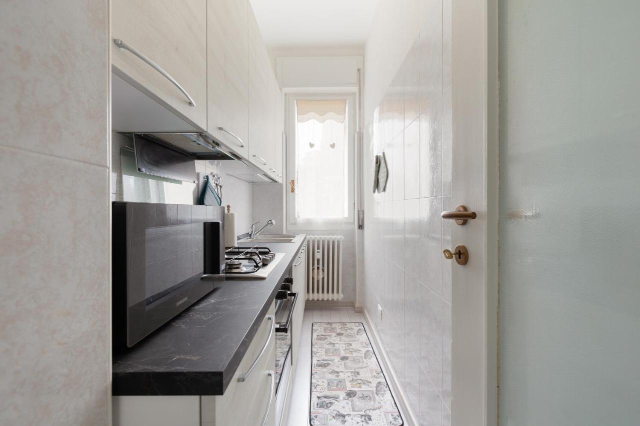 Apartment With Balcony -Bisceglie Red Line Subway 米兰 外观 照片
